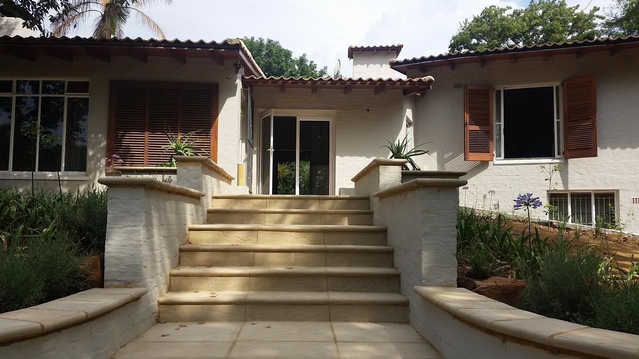 Amberhall Guesthouse Йоханнесбург Экстерьер фото